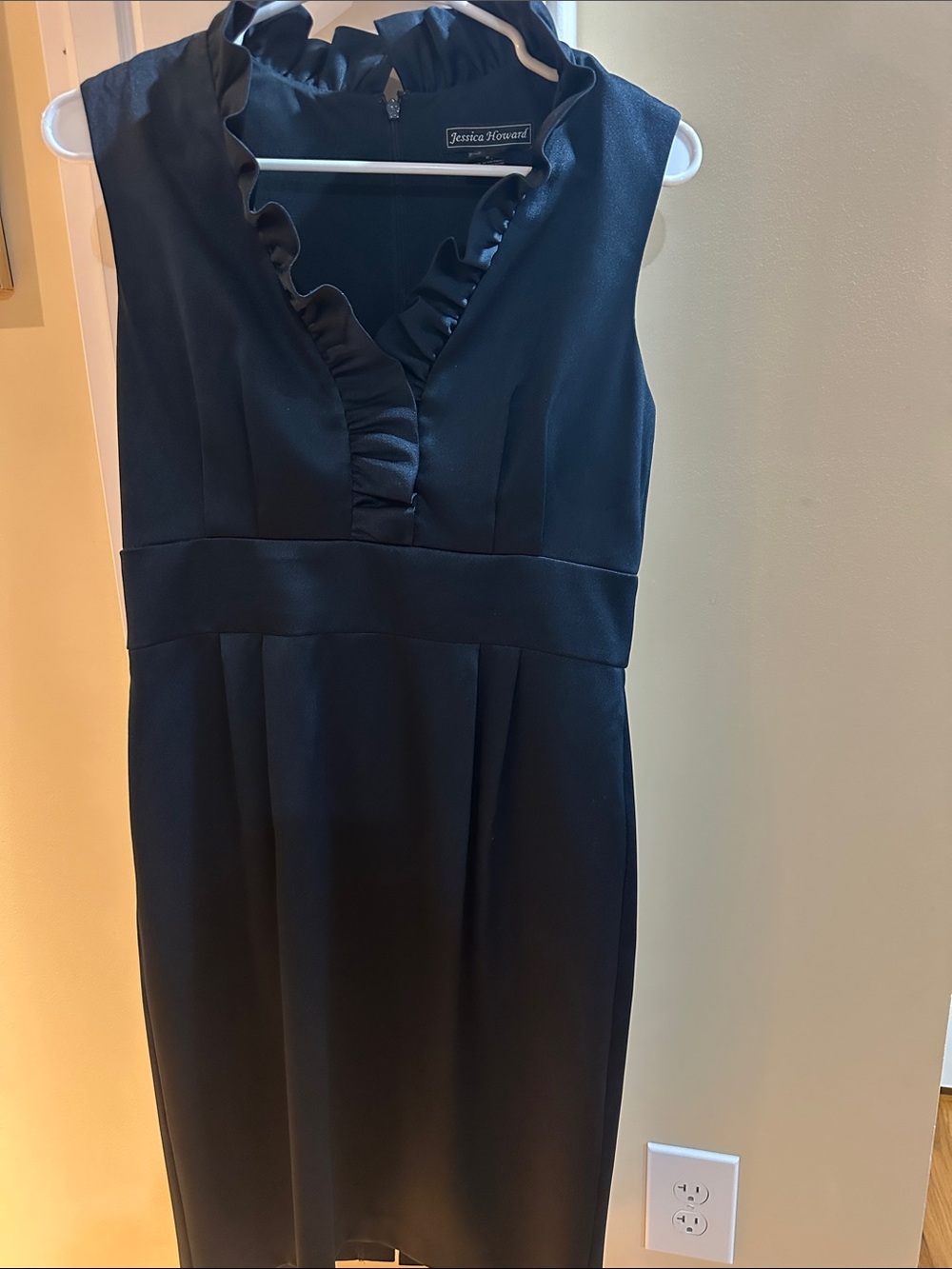 Jessica Howard Black Sleeveless Ruffle V-Neck Sheath Dress
